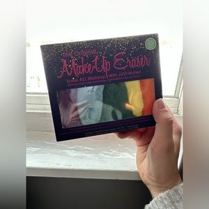 🆕 Box of 7 makeup erasers & 1 small bag